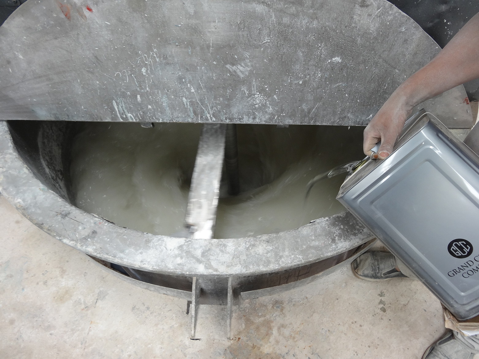 加入消泡劑進行消泡處理，然后再加入各種助劑。