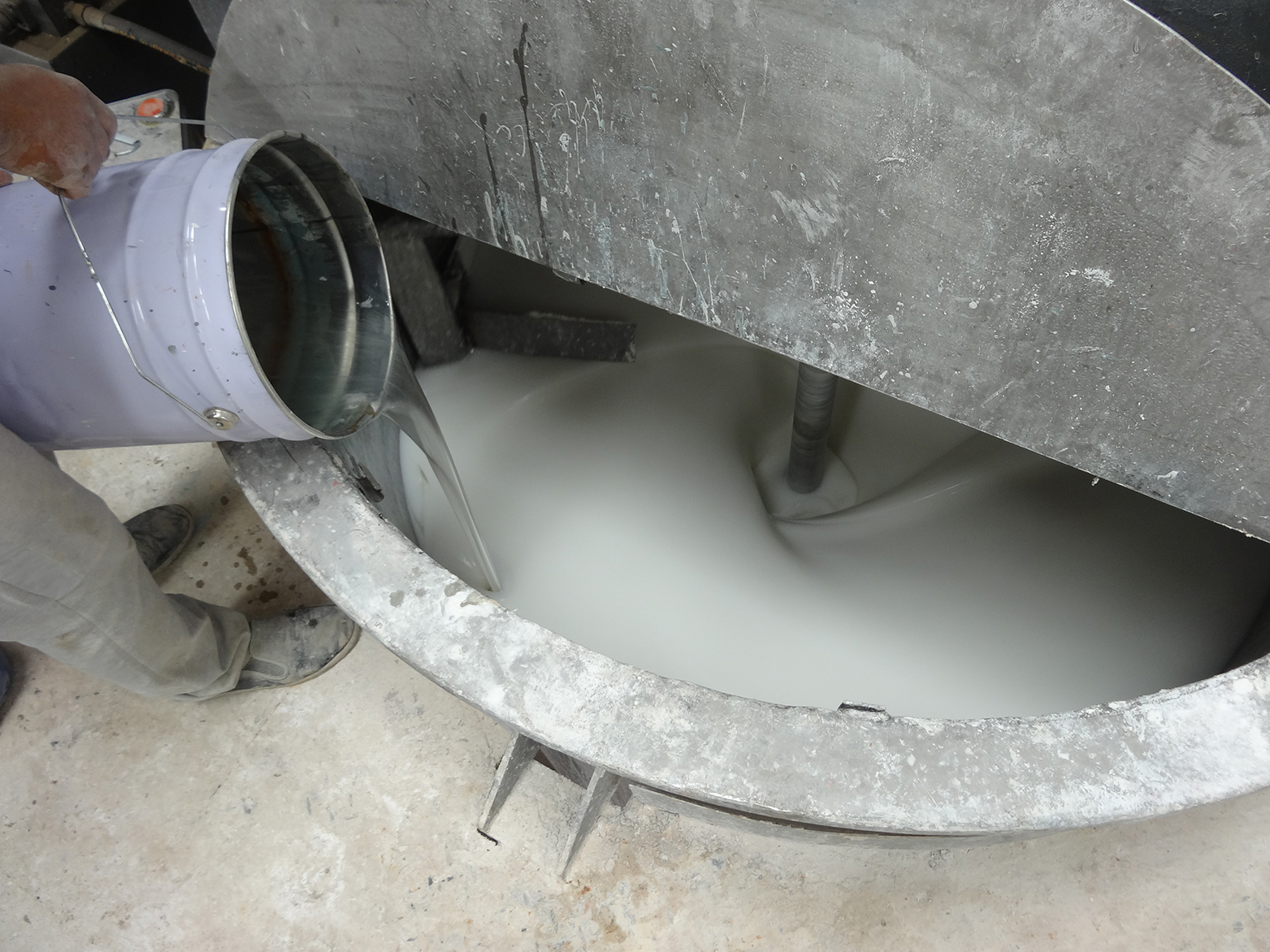 各種粉料的加入和鈦白粉的加入。