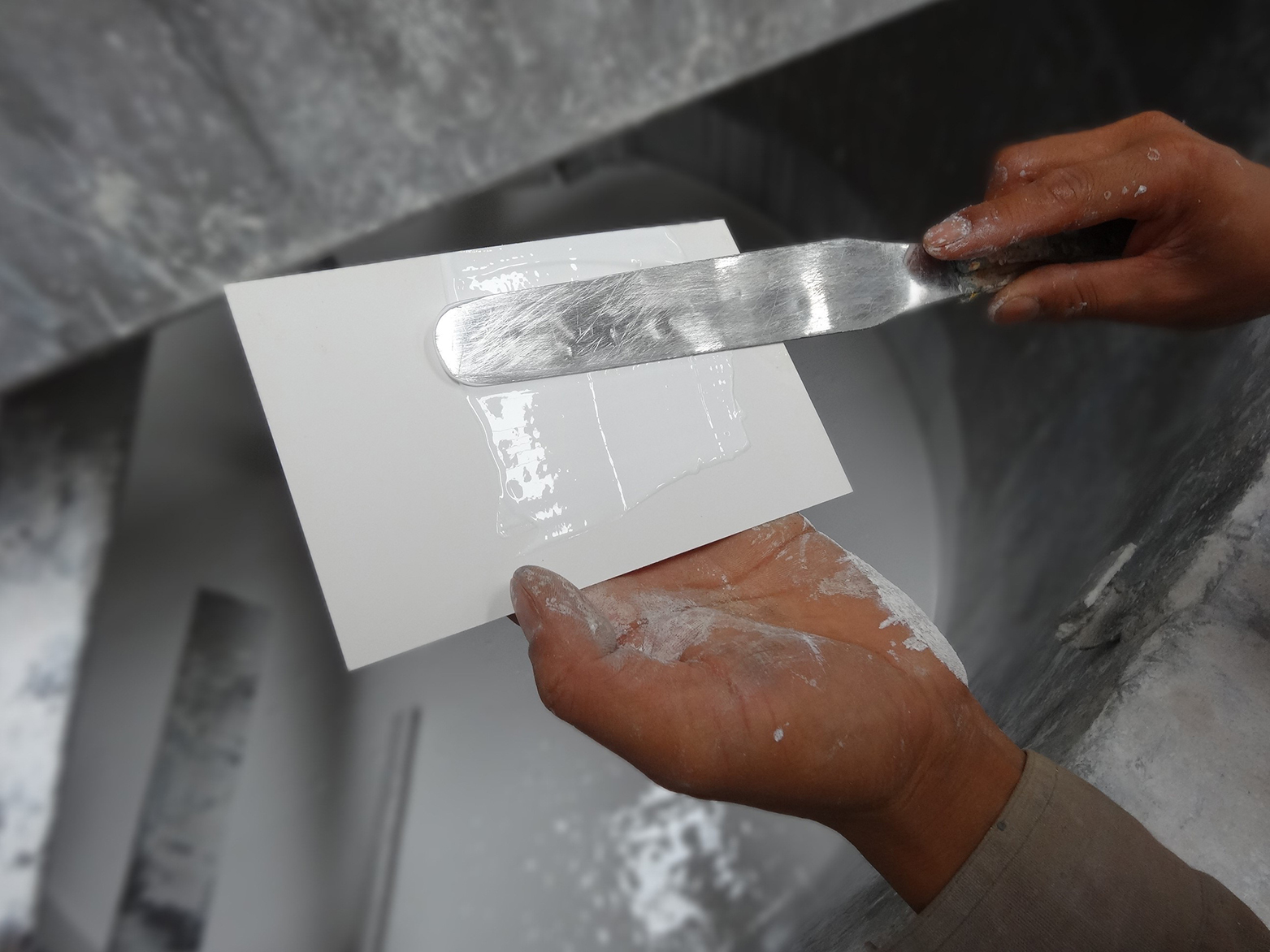 彈性乳液的加入，并攪拌至均勻。