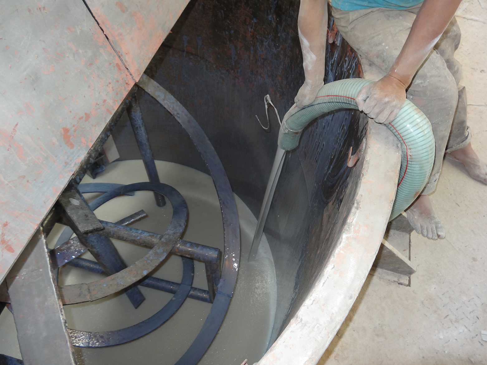 漿料泵入后，開啟主機投放填充主料。