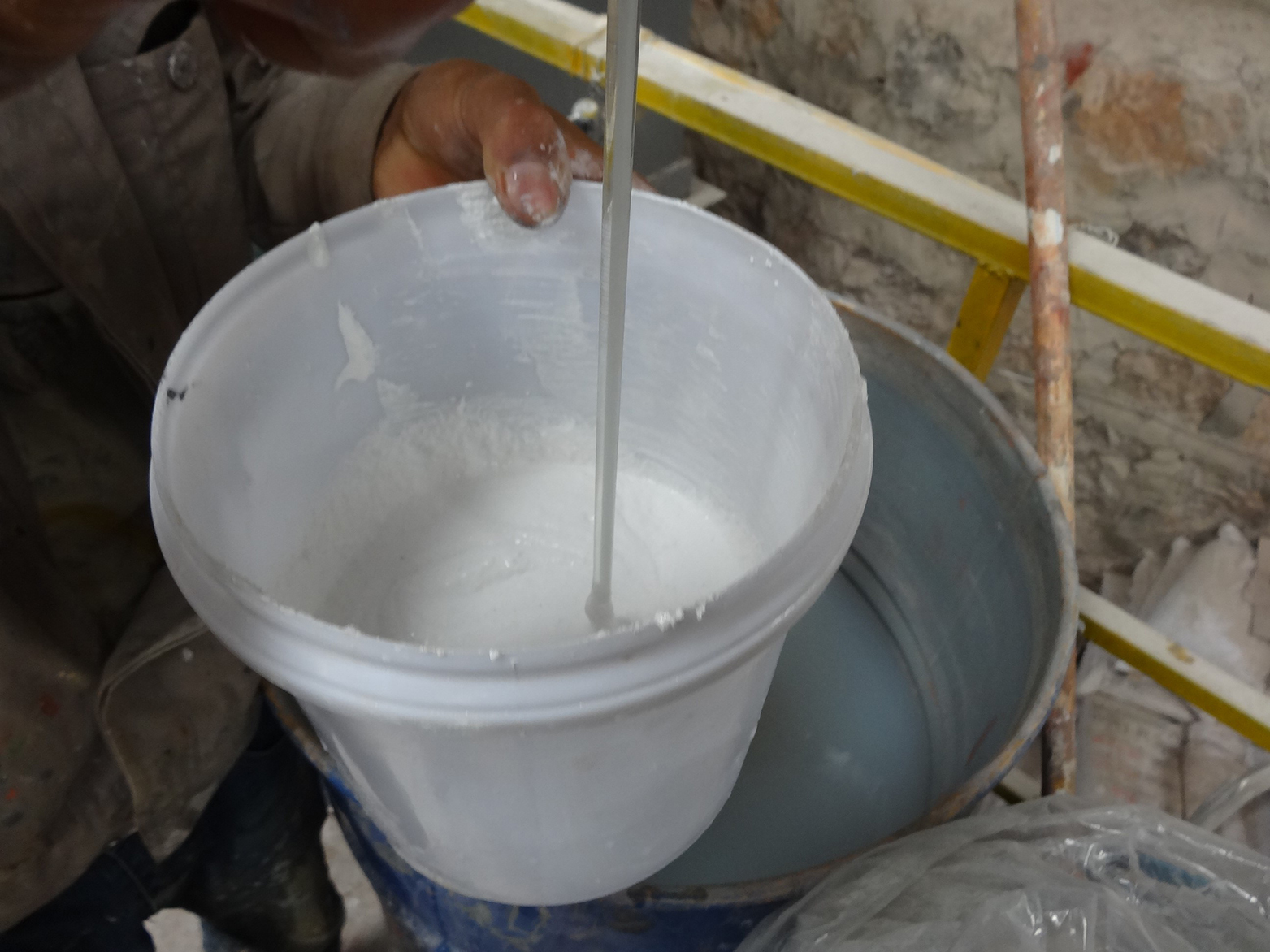 通過試批，本批次（12.5噸）彈性質(zhì)感涂料稠度適合，施工性能良好。