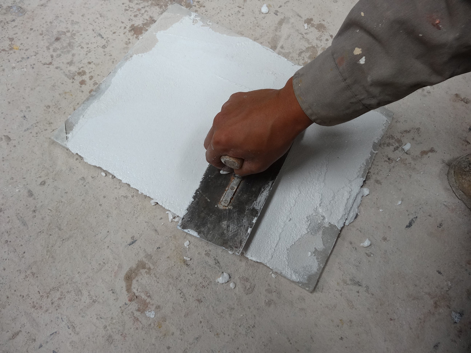 通過技術(shù)部審定，本批次彈性質(zhì)感涂料合格，充許包裝。